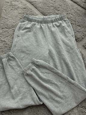 Alo Yoga Accolade Sweatpants in Athletic Heather Grey Small